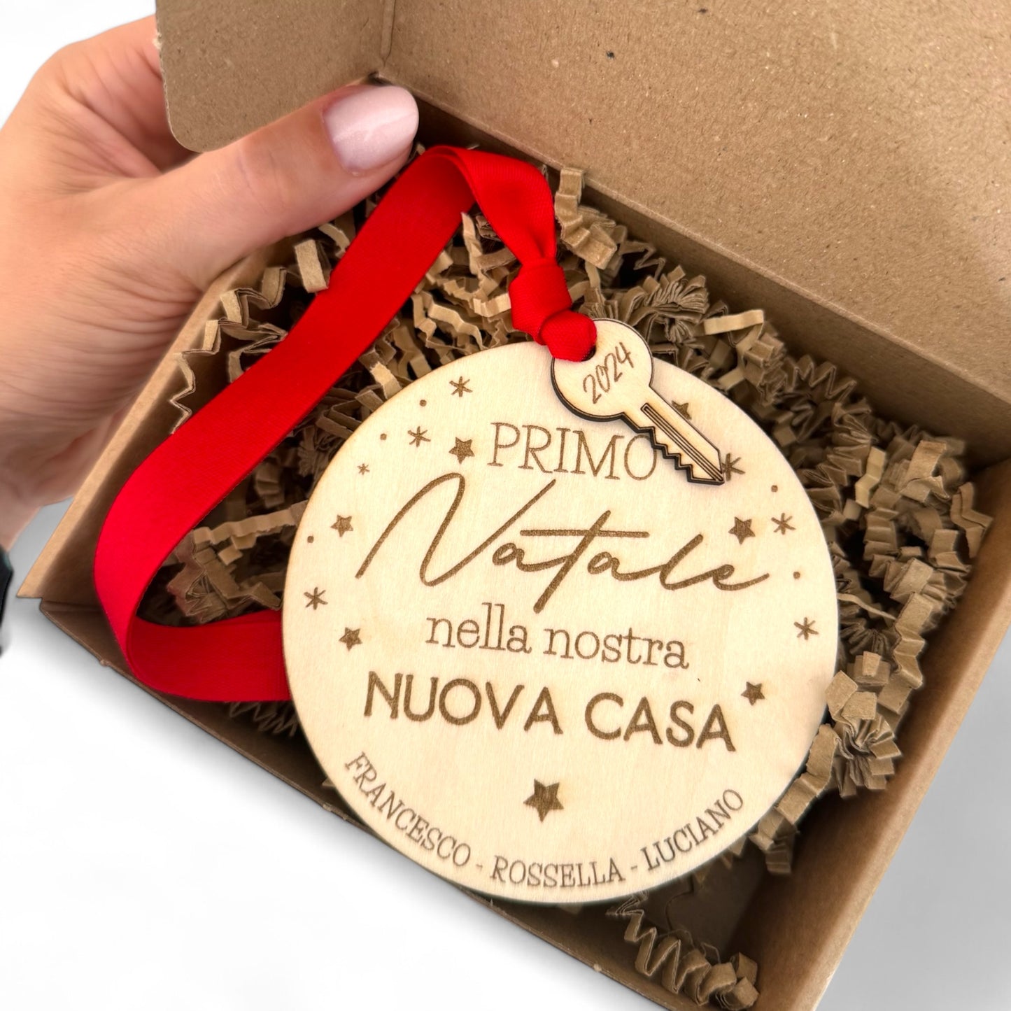Pallina natalizia in legno “Primo Natale nella nostra nuova casa”