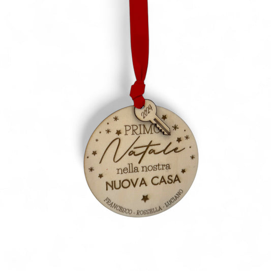 Pallina natalizia in legno “Primo Natale nella nostra nuova casa”